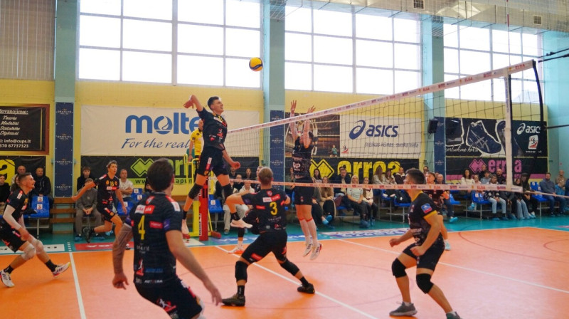 Šauļu komandas volejbolisti uzbrukumā. Foto: Elga Grafaitė S-Sportas Šiauliai