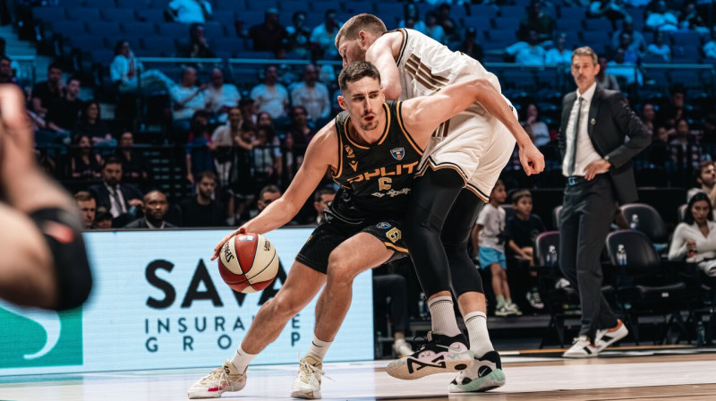 Dāvis Bertāns aizsardzībā spēlē pret Splitas komandu. Foto: Dubai Basketball