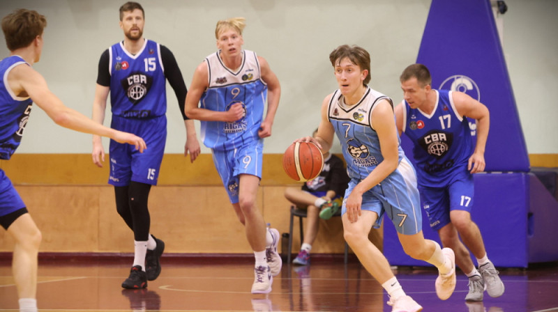 "Rīgas Junioru" rezultatīvākais spēlētājs Toms Gusarovs uzbrukumā pret cēsniekiem. Foto: Renārs Buivids