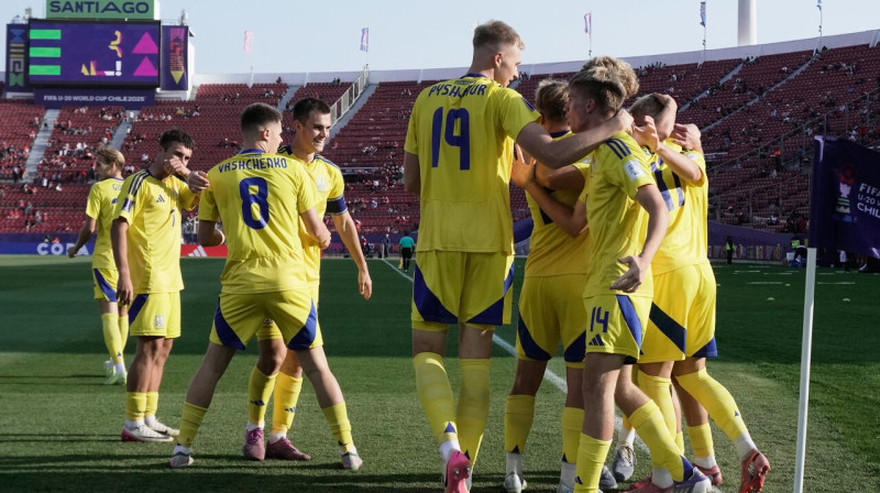 Ukrainas U20 valstsvienības futbolisti pēc Maksima Derkača vārtu guvuma. Foto: Esteban Felix/AP/Scanpix