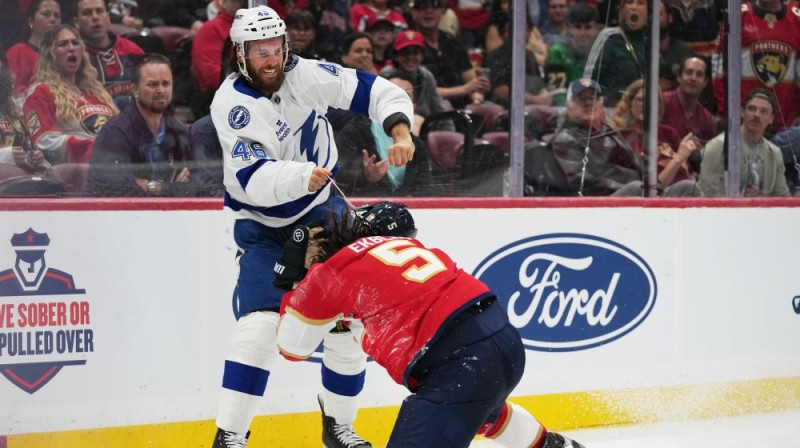 Skots Saburins pret Āronu Ekbladu Foto: AN/Scanpix