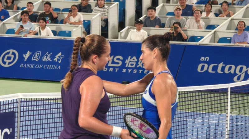 Aļona Ostapenko un Sorana Kirstja. Foto: 网球尾巴 / Tennis Tail