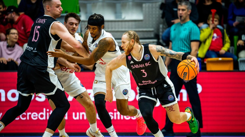 Klāvs Čavars, veidojot aizsegu Nimburkas un Baku "Sabah" spēlē. Foto: FIBA