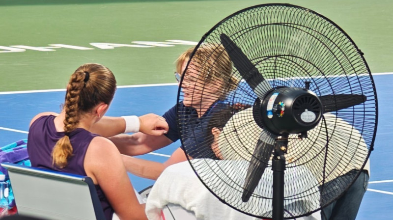 Aļona Ostapenko medicīniskajā pārtraukumā. Foto: 网球尾巴 / Tennis Tail
