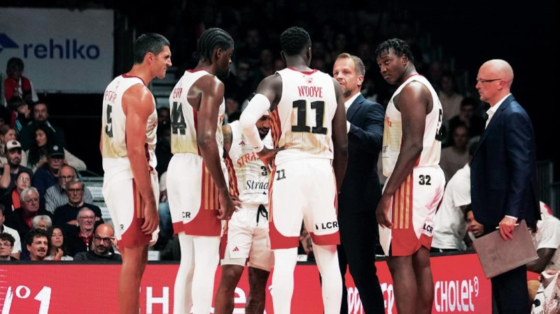 Jānis Gailītis un Strasbūras kluba basketbolisti. Foto: SIG Strasbourg