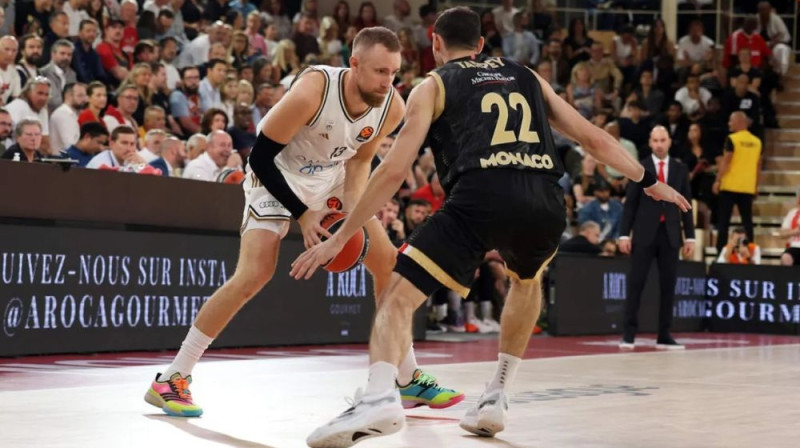 Džanans Musa ar bumbu Foto: ULEB Euroleague