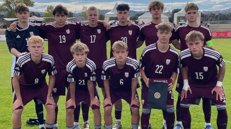 Latvijas U17 valstsvienības futbolisti pirms spēles pret Dāniju. Foto: LFF