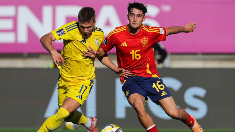 Ukrainis Maksims Derkačs cīņā pret Madrides "Real" audzēkni Hesusu Forteju. Foto: Javier Torres/AFP/Scanpix