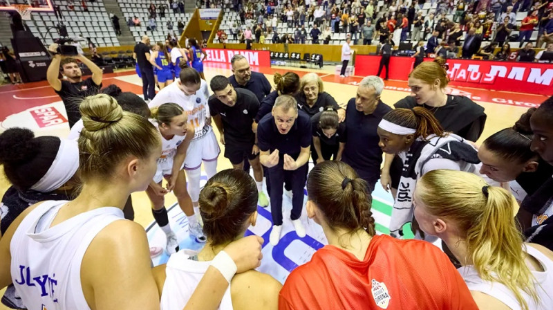 Roberto Injuess un Žironas basketbolistes 2025. gada 8. oktobrī. Foto: FIBA