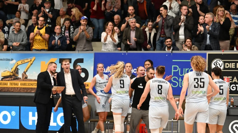 Matīss Rožlapa un "Saarlouis Royals" basketbolistes 2025. gada 8. oktobrī. Foto: FIBA