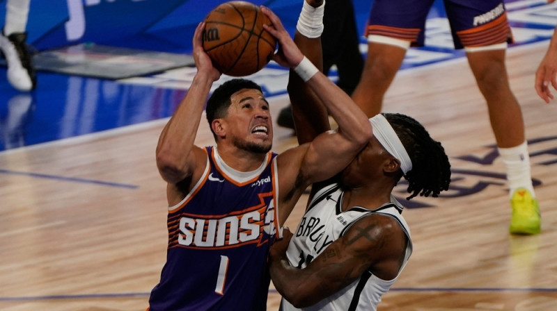 Devins Bukers ar bumbu pret Terensu Menu. Foto: AP/Scanpix