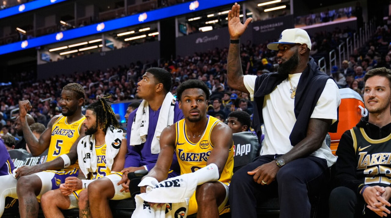 Lebrons Džeimss uz Losandželosas "Lakers" soliņa NBA pirmssezonas spēlē Sanfransisko. Foto: Godofredo A. Vásquez/AP/Scanpix