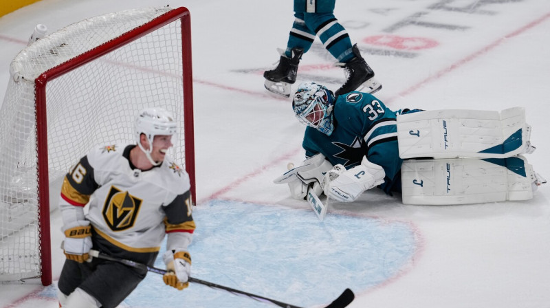 Sanhosē "Sharks" vārtsargs Alekss Nedeļkovičs pēc pamatlaika izskaņā izlaista pārsvara. Foto: Godofredo A. Vásquez/AP/Scanpix