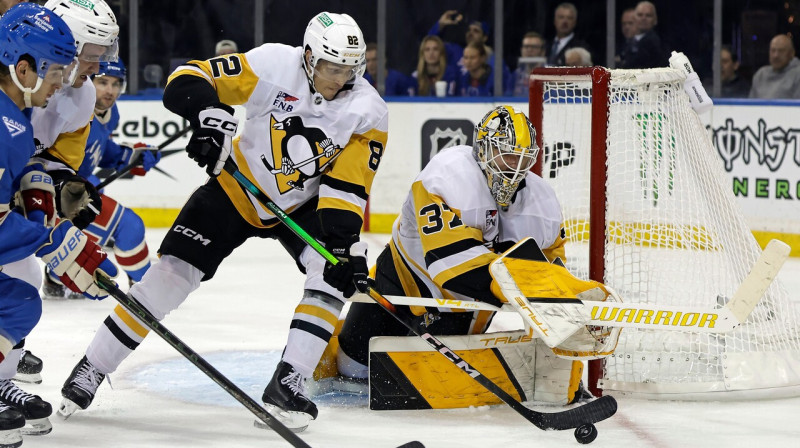 Artūrs Šilovs savā NHL sezonas spēlē Pitsburgas "Penguins" rindās. Foto: Adam Hunger/AP/Scanpix