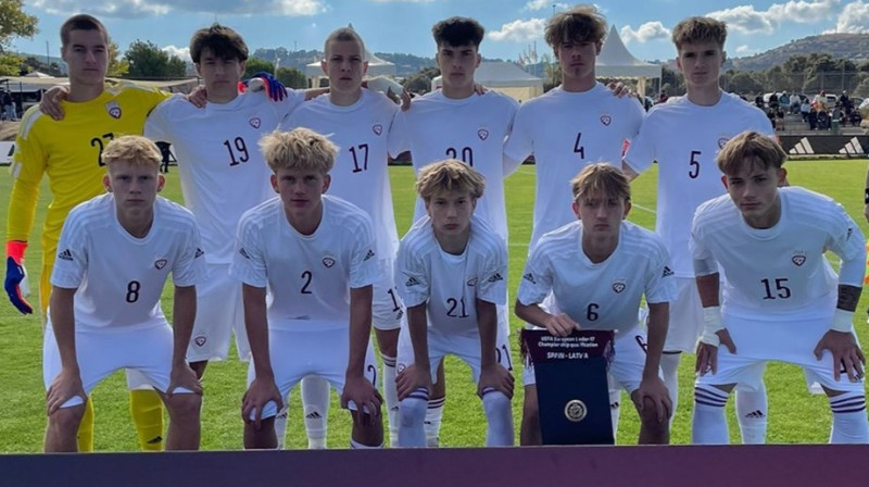 Latvijas U17 valstsvienības futbolisti pirms spēles pret Spāniju. Foto: LFF