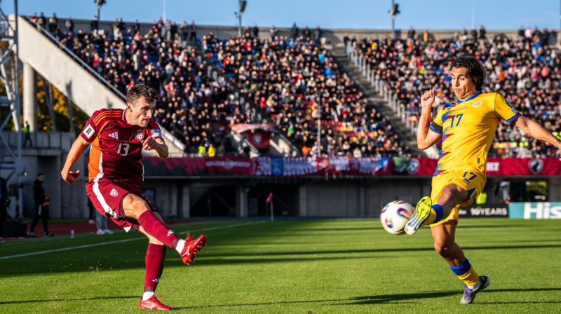 Raivis Andris Jurkovskis neveiksmīgi centrē bumbu Andoras valstsvienības soda laukumā. Foto: LFF