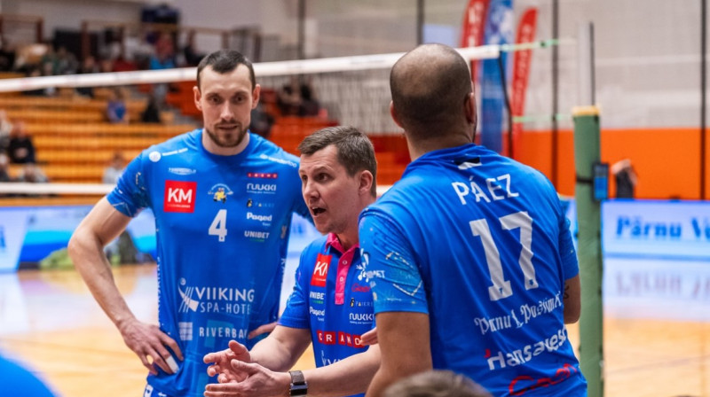 Pērnavas komandas galvenais treneris Rainers Vasiļjevs un latviešu volejbolists Toms Švans. Foto: Aivar Kütt/Pärnu Võrkpalliklubi