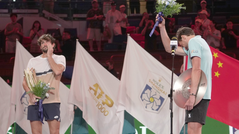 Apbalvošanas ceremonijā brālēniem nebija viegli apvaldīt emocijas. Foto: AP/Scanpix