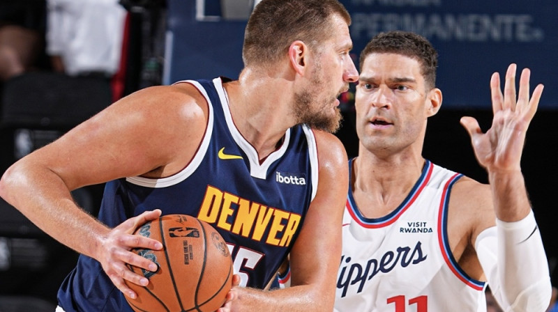 Nikola Jokičs un Bruks Lopess. Foto: Denver Nuggets
