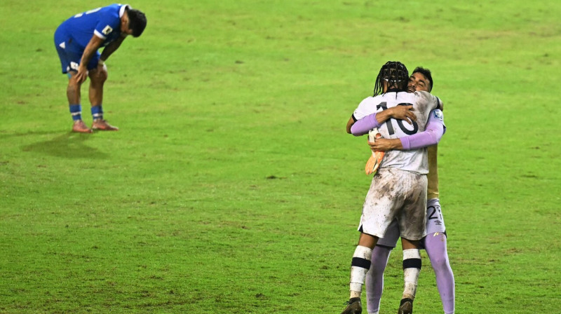 Gvatemalas futbolistu prieks pēc uzvaras Pasaules kausa atlases spēlē Salvadorā. Foto: Marvin Recinos/AFP/Scanpix