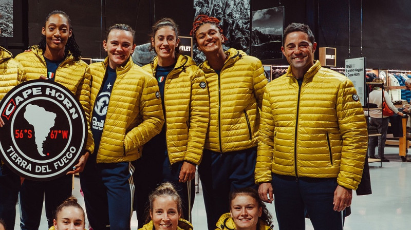 Anete Šteinberga un "Famila Schio" basketbolistes "Cape Horn" dūnu jakās. Foto: Famila Schio