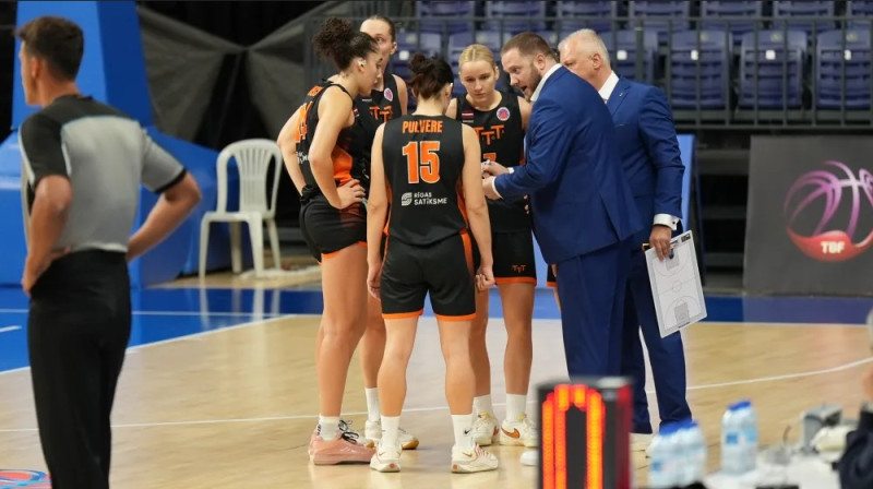 TTT spēlētājas un treneri 2025. gada 16. oktobrī. Foto: FIBA