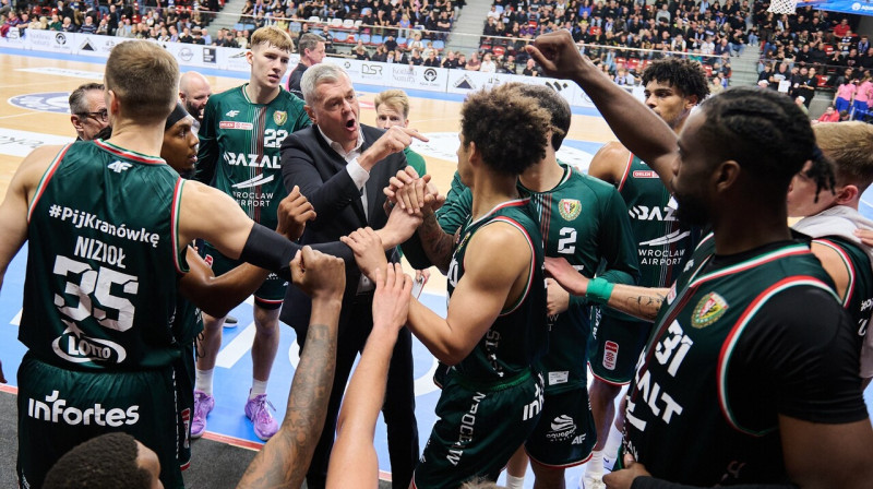 Ainars Bagatskis un Vroclavas "Śląsk" basketbolisti. Foto: WKS Śląsk Wrocław