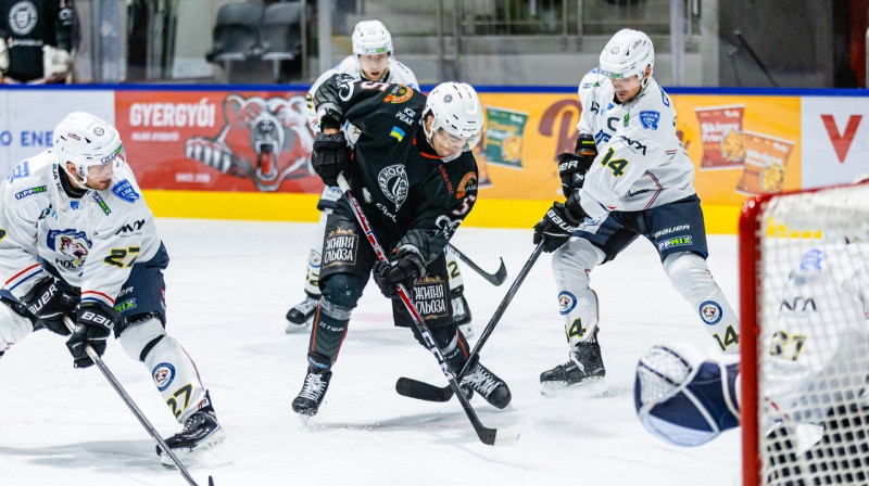 Mirklis no Kremenčukas un "Budapeštas Hokeja akadēmijas" komandu cīņas IIHF Kontinentālajā kausā. Foto: Szász Adorján/Gyergyói Hoki Klub