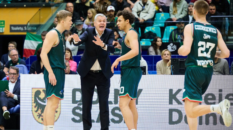 Ainars Bagatskis un Vroclavas "Śląsk" basketbolisti. Foto: WKS Śląsk Wrocław