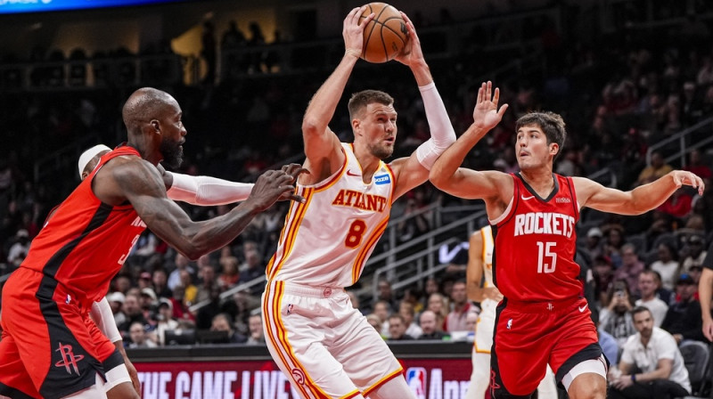 Kristaps Porziņģis pret Džefu Grīnu un Rīdu Šeperdu. Foto: AP/Scanpix