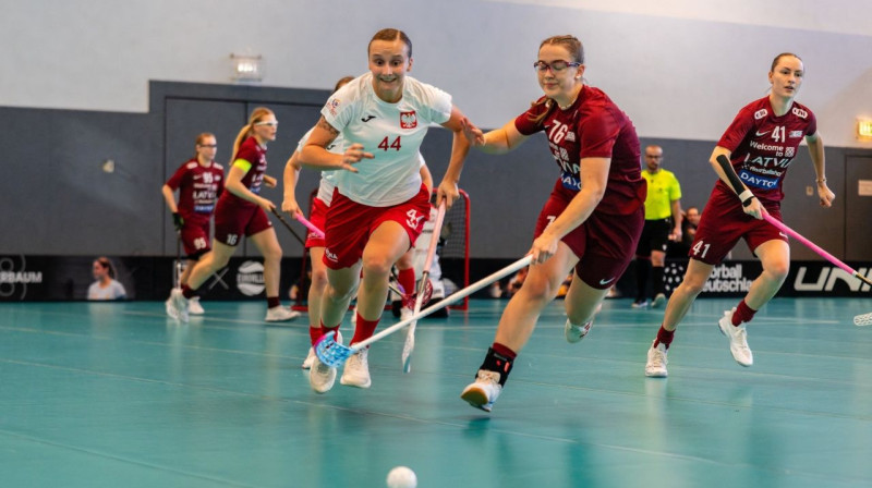 Moments no spēles starp Latvijas un Polijas izlasēm. Foto: Floorball Deutschland