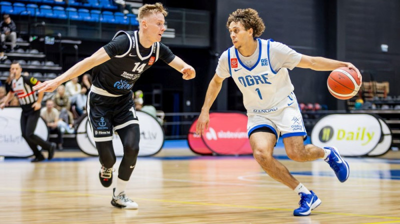 "Ogres" basketbolists Keišons Deividsons ar bumbu Foto: Jānis Martels