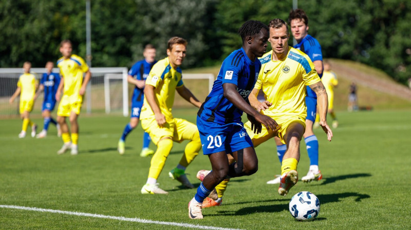 "Grobiņas" futbolists Dudū (priekšplānā) cīņas izskaņā izpelnījās tiešo sarkano kartīti. Foto: SK Super Nova