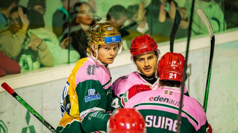 Rūdolfs Polcs ar komandas biedriem pēc vārtu guvuma. Foto: Anglet Hormadi Pays Basque
