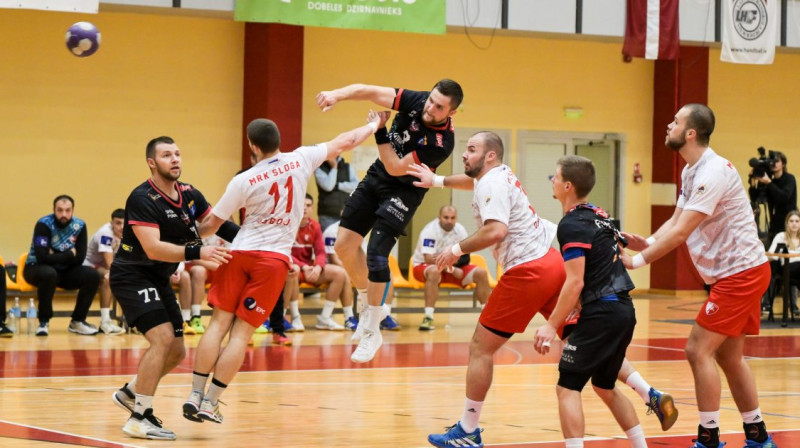 Uzbrukumā Emīls Kurzemnieks (Tenax Dobele). Foto: Ansis Ventiņš/ZRHK Tenax Dobele