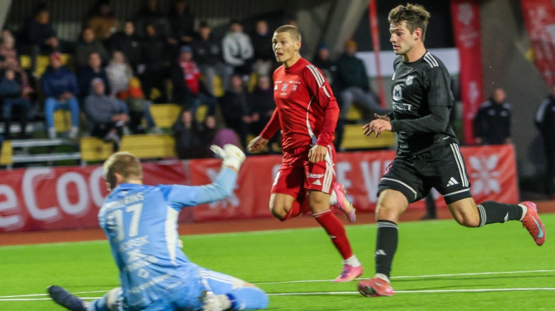 Ivans Patrikejevs pārspēj Ivanu Baturinu. Foto: Mati Hiis/Kalju FC