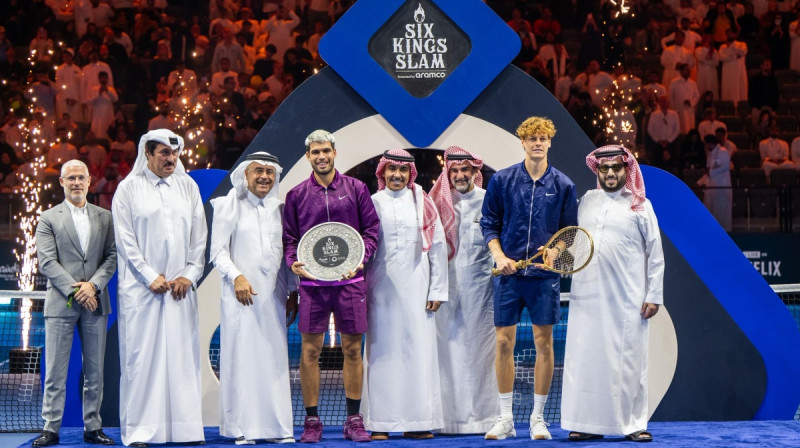 Karloss Alkarass un Janniks Sinners ar trofejām. Foto: Riyadh Season
