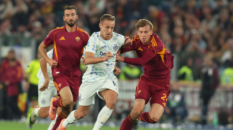 "Inter" futbolists Lautaro Martiness pret "Roma" futbolistiem. Foto: Marco Iacobucci/LiveMedia-IPA/ZUMA Press Wire/Scanpix