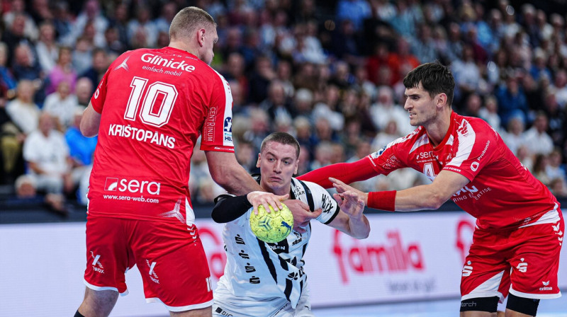 Dainis Krištopāns ar komandas biedriem šovakar bieži nespēja apturēt Ķīles kluba fērieti Eliasu Ellefsenu a Skipagetu (ar bumbu). 
Foto: Marcel von Fehrn/Eibner-Pressefoto/Scanpix