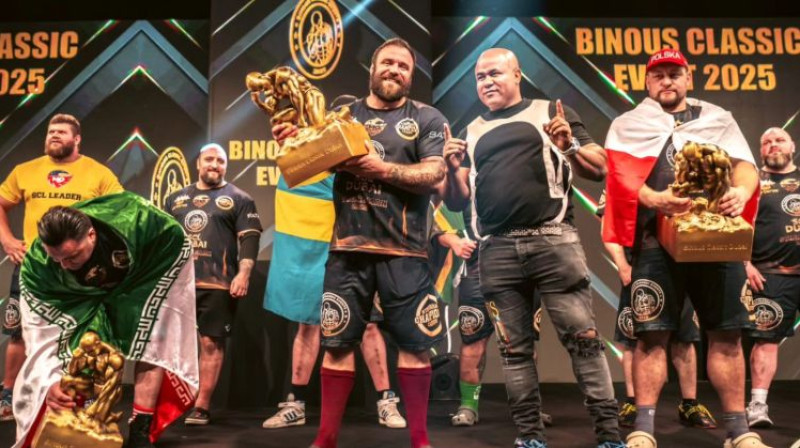 Aivars Šmaukstelis (vidū). Foto: Strongman Champions League