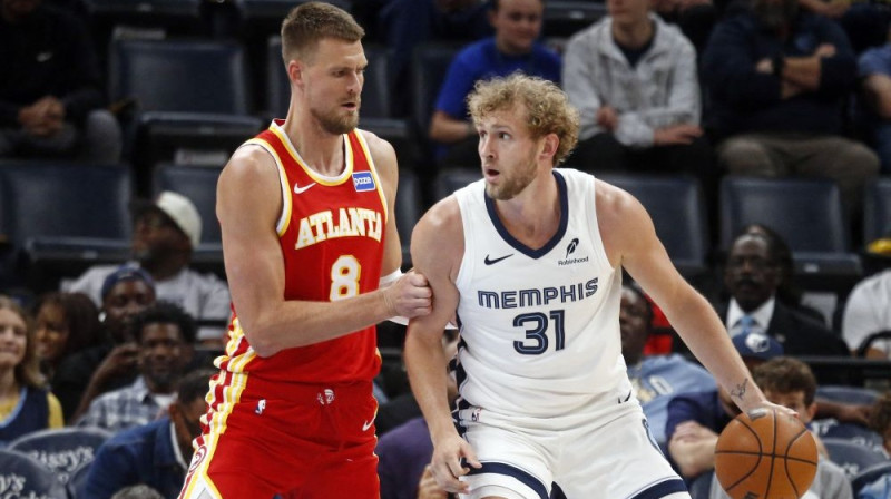 Kristaps Porziņģis pret Džoku Lendeilu Foto: RC/Scanpix