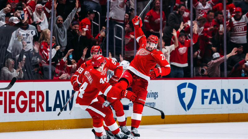 Dilans Larkins atzīmē vārtu guvumu, Foto: Detroitas "Red Wings"