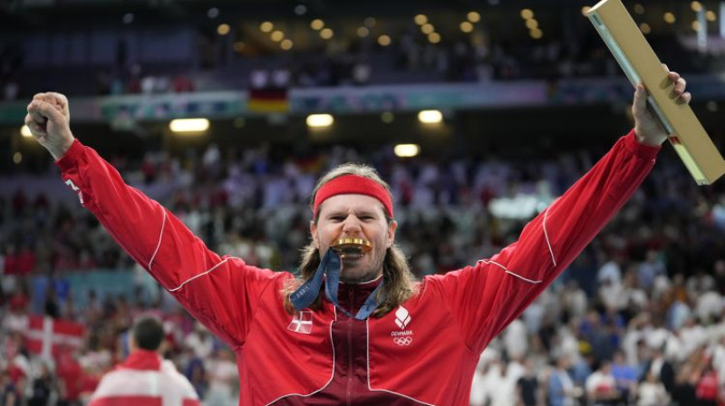 Dānis Mkels Hansens ar Parīzes olimpisko zeltu. Foto: AP/Scanpix