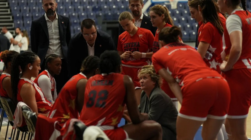 Marina Maļkoviča un "Crvena zvezda" basketbolistes 2025. gada 22. oktobrī. Foto: FIBA