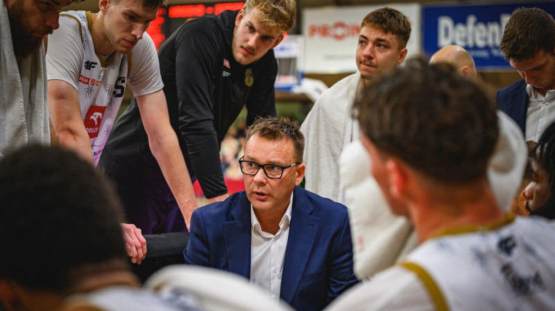 Edmunds Valeiko Krosno minūtes pārtraukumā. Foto: Tymek Akslar/Miasto Szkła Krosno