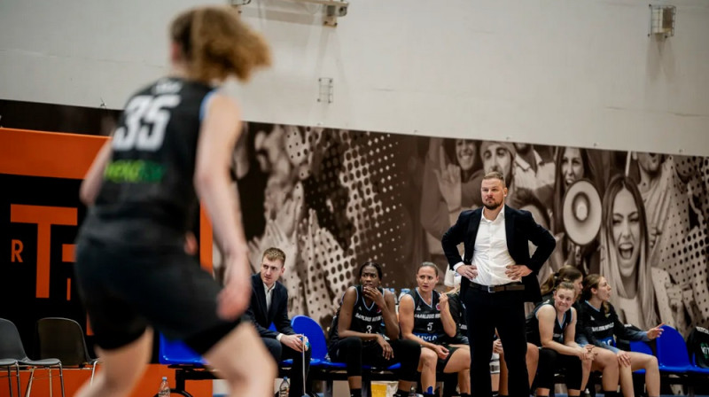 Matīss Rožlapa un Luīze Sila 2025. gada 23. oktobrī. Foto: FIBA