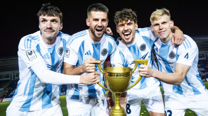 Raivis Jurkovskis, Antonijs Černomordijs, Marko Regža un Maksims Toņiševs ar čempionu trofeju. Foto: Riga FC