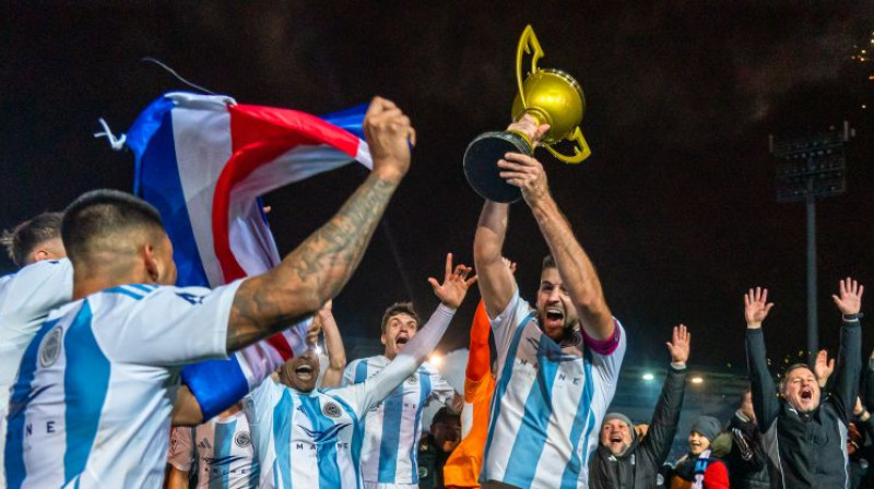 Antonijs Černomordijs ar Virslīgas trofeju. Foto: Oļegs Baibakovs