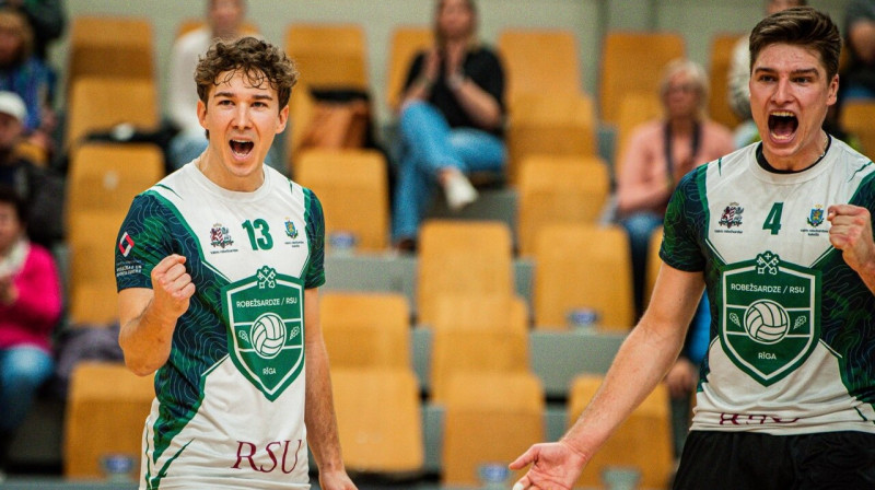 Rīgas "Robežsardzes" volejbolisti Edvīns Skrūders (Nr. 13) un Toms Kalniņš (Nr. 4). Foto: Alex Puškins/Robežsardze RSU