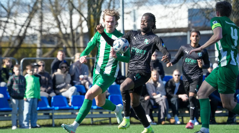 Ivo Minkevičs (Rīgas "Metta") cīņā pret Žedī Stīvensonu ("Auda"). Foto: Kristians Putniņš